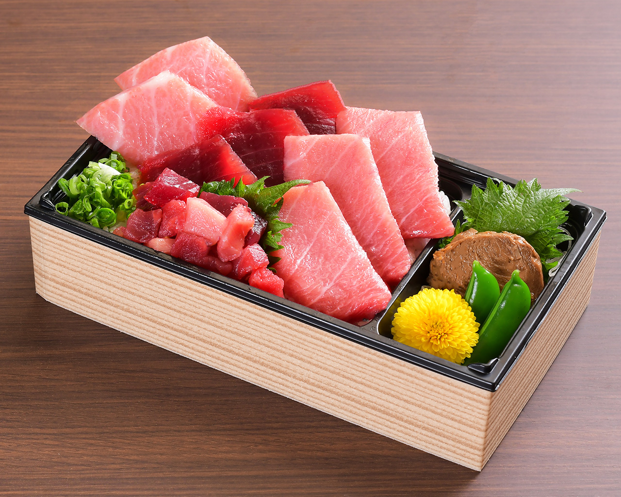 本まぐろ贅沢丼(ウーバーイーツ)